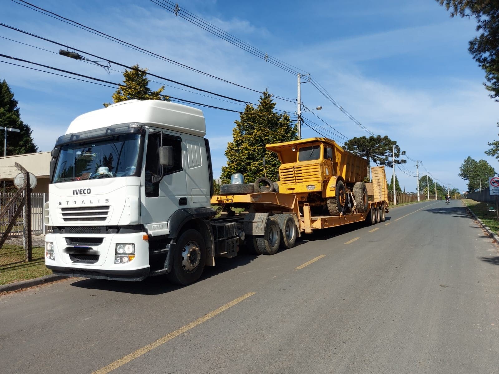 Máquinas pesadas em transporte